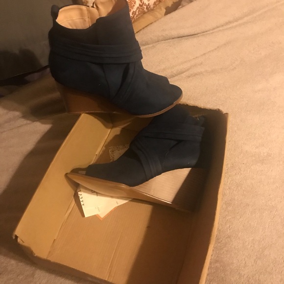 Brand new, never worn ladies bootie! DSW, purchased! Size 11…. - Picture 4 of 5